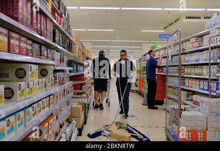 Homme magasiner à l'aube dans un supermarché du sud de Londres en Angleterre pendant le confinement du coronavirus Banque D'Images