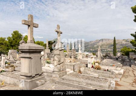 Ancien cimetière traditionnel, cimetière près du célèbre mausolée de Cavtat, petite ville près de Dubrovnik, Dalmatie Croatie. Les tombes sont placées sur une colline avec Banque D'Images