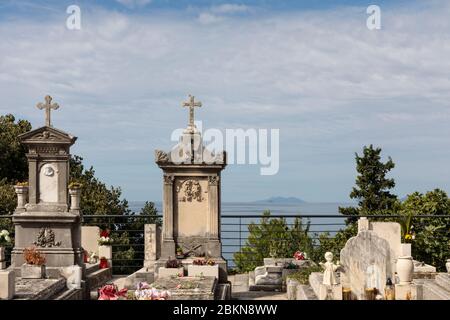 Ancien cimetière traditionnel, cimetière près du célèbre mausolée de Cavtat, petite ville près de Dubrovnik, Dalmatie Croatie. Les tombes sont placées sur une colline avec Banque D'Images