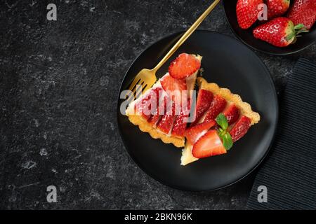 Vue de dessus de deux tourteaux de gâteau de baie sur fond noir Banque D'Images