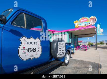 Vue sur la gare familiale d'époque et M. d'z Diner sur la route 66 à Kingman, Arizona, États-Unis, Amérique du Nord Banque D'Images
