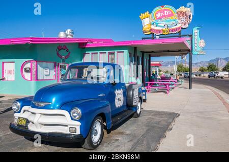 Vue sur la gare familiale d'époque et M. d'z Diner sur la route 66 à Kingman, Arizona, États-Unis, Amérique du Nord Banque D'Images