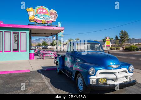 Vue sur la gare familiale d'époque et M. d'z Diner sur la route 66 à Kingman, Arizona, États-Unis, Amérique du Nord Banque D'Images