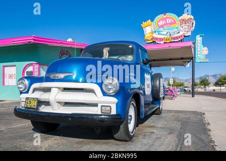 Vue sur la gare familiale d'époque et M. d'z Diner sur la route 66 à Kingman, Arizona, États-Unis, Amérique du Nord Banque D'Images