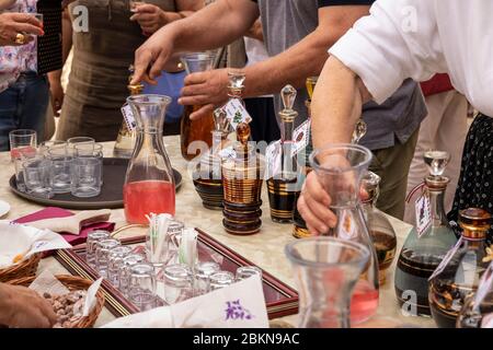 Collection de catafes traditionnelles peintes en or de verre remplies de fortes liqueurs croates typiques, telles que le mispel, le caroub, la cerise, le myrte et la rose et Banque D'Images