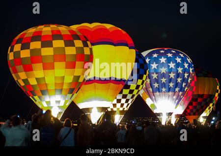 L'air chaud baloons préparer à décoller avant l'aube Balloon Fiesta d'Albuquerque, Nouveau Mexique, USA. Banque D'Images