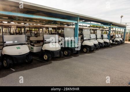 rangée de buggies de golf Banque D'Images