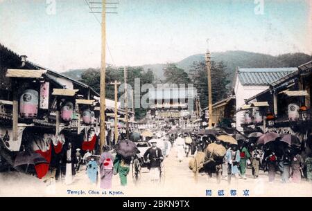 [ 1900s Japon - Gion Geisha District à Kyoto ] — le quartier de divertissement de Gion à Kyoto. À l'arrière, le sanctuaire de Yasaka est visible. carte postale vintage du xxe siècle. Banque D'Images