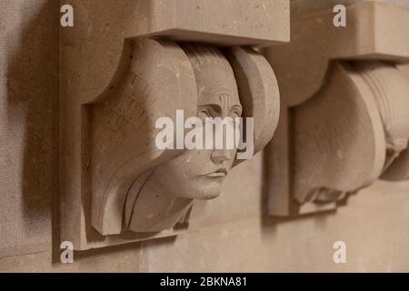 Cavtat, Croatie Oktober 5° 2019. Intérieur de l'église mausolée de la famille Racic conçu par Ivan Mestrovic en 1920. Sculptures ornementées et ange l Banque D'Images