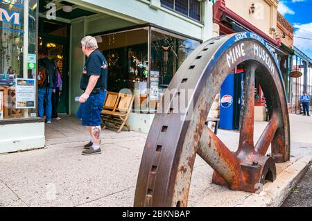 Vieux chantiers à l'extérieur de la roue Jerome Mine Museum sur la rue Main, de l'Arizona. Banque D'Images