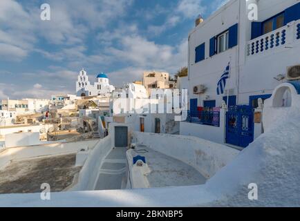 Vue de l'église d'Agios Nikolaos Theotokaki à Pyrgos, Thira, Santorin, Cyclades, Grèce, Europe Banque D'Images