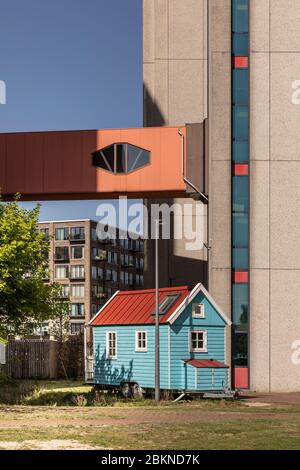 Eindhoven, pays-Bas, 21 avril 2020. Une petite maison en bois bleu sur roues sur Strijp S dans un environnement industriel. Un petit charmant résidentiel Banque D'Images