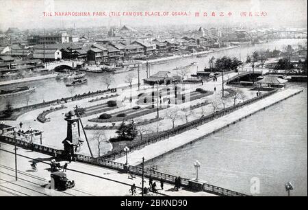 [ années 1920 Japon - Parc Nakanoshima, Osaka ] — ouvert en 1891 (Meiji 24), le Parc Nakanoshima était le tout premier parc public d'Osaka. Le pont en face est le pont Naniwabashi. carte postale vintage du xxe siècle. Banque D'Images