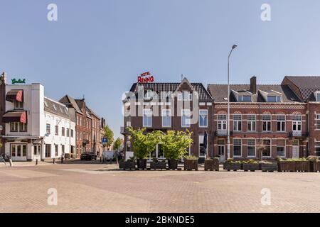 Eindhoven, pays-Bas, 21 avril 2020. Façade extérieure des bars, cafés, restaurants et hôtels fermés de la place Catherinaplein sur un soleil Banque D'Images