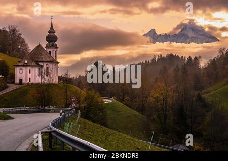 Le matin d'automne couvert en Bavière avec la petite célèbre église de pèlerinage Maria Gern (construite sous la forme actuelle 1708 - 1710) et le mont Watzmann haut s. Banque D'Images