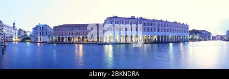 Italie, Venetig:Panorama Canal Grande mit Rialtobrücke, Banco Giro und Mercato Banque D'Images