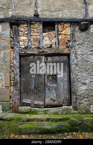 Ancienne porte dans la ville historique de Miranda del Castañar. Espagne. Banque D'Images