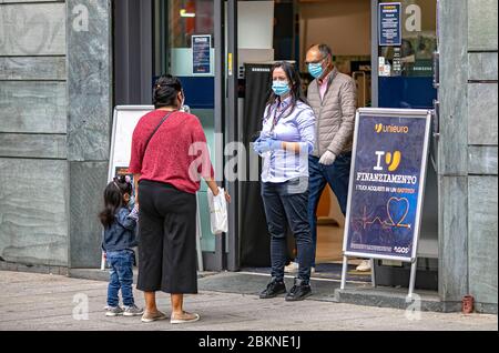 Bergame coronavirus - phase 2; réouverture de bars, parcs, fleuristes, librairies dans la photo un magasin d'électronique (Foto © Sergio Agazzi/Fotogramma, Bergame - 2020-05-05) p.s. la foto e' utilizzabile nel rispetto del contento cui e' stata scattata, e senza intento del presateco del procento del provilato Banque D'Images