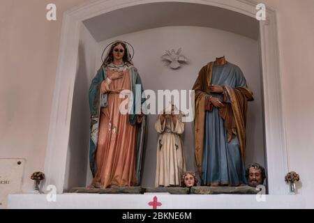 Détruit des statues de notre dame Maria et de Jésus dans une église catholique de Konavle, Dalmatie Croatie. A mis les yeux en place et les têtes cassées. Vandalisme s. D Banque D'Images