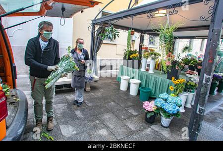 Bergame coronavirus - phase 2; réouverture de bars, parcs, fleuristes, librairies en photo un fleuriste (Foto © Sergio Agazzi/Fotogramma, Bergame - 2020-05-05) p. s. la foto e' utilizzabile nel rispetto del contento cui e' stata scattata, e senza intento del presateco del procento del provilato Banque D'Images