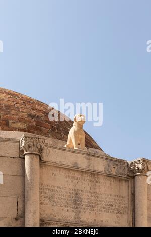Dubrovnik, Croatie, le 18 septembre 2019. Vue rapprochée de la célèbre fontaine Onofrio et du chien d'eau de la vieille ville de Dubrovnik, Dalmatie, Croatie. Un m rouge Banque D'Images