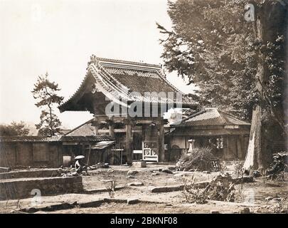 [ Japon des années 1860 - la légion américaine brûlée à Tokyo ] — la légation américaine brûlée à Zenpukuji (善福寺) à Azabu, Tokyo. En 1859 (Ansei, 6), le temple bouddhiste devint le foyer de la première légation américaine à Edo. Le 24 mai 1863 (Bunkyu 3), plusieurs bâtiments du temple ont été incendiés par des samouraïs anti-occidentaux du Mito Han. Cela a incité le ministre américain au Japon, Robert Hewson Pruyn (1815-1882), successeur du consul américain Townsend Harris (1804-1878), à déménager à Yokohama. photographie d'albumine vintage du xixe siècle. Banque D'Images