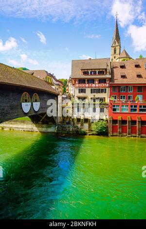 La vieille ville de Baden et le pont couvert en bois sur le fleuve Limmat, Suisse. Canton d'Argovie, Suisse. Banque D'Images