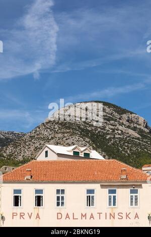 Bol, Croatie, le 10 septembre 2019. L'extérieur de la cave de vinification de Stina avec sa cave à vin en Dalmatie près de la côte Adriatique sur l'île de Brac. Mediterran Banque D'Images