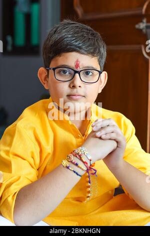 Portrait d'un garçon indien à l'occasion de Raksha Bandhan (Rakhi) Banque D'Images