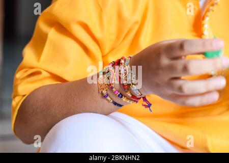 Rakhi attaché sur le poignet d'un garçon Banque D'Images