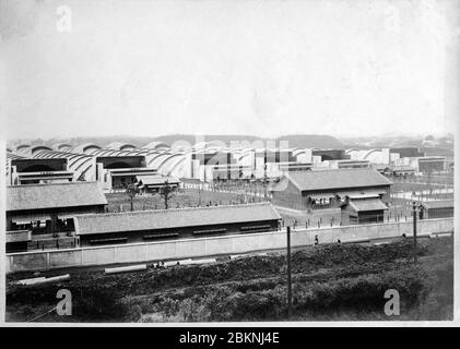 [ années 1920 Japon - aire de tir militaire japonaise ] — vue panoramique du champ de tir de Toyama (戸山射撃場, Toyama Shagekijo) à Okubo (大久保), Tokyo. Il a été utilisé par la Garde impériale. Il se composait de sept bâtiments en béton armé de 300 mètres de long dans lesquels les soldats ont tiré leurs armes automatiques et autres. D'un album photo privé d'un membre de la Garde impériale japonaise (Konoe Shidan) qui a servi entre 1928 (Showa 3) et 1930 (Showa 5). imprimé gélatine argent du xxe siècle. Banque D'Images