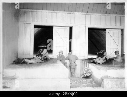 [ années 1920 Japon - aire de tir militaire japonaise ] — soldats s'exerçant au champ de tir de Toyama (戸山射撃場, Toyama Shagekijo) à Okubo (大久保), Tokyo. Il a été utilisé par la Garde impériale. Il se composait de sept bâtiments en béton armé de 300 mètres de long dans lesquels les soldats ont tiré leurs armes automatiques et autres. D'un album photo privé d'un membre de la Garde impériale japonaise (Konoe Shidan) qui a servi entre 1928 (Showa 3) et 1930 (Showa 5). imprimé gélatine argent du xxe siècle. Banque D'Images