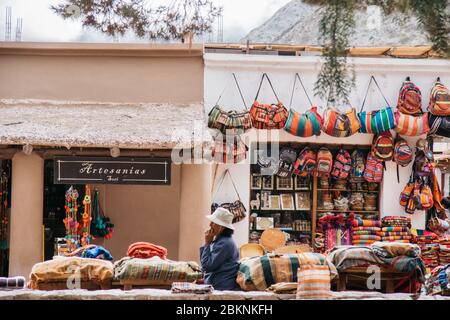 Marché de souvenirs Purmamarca, Quebrada de Humahuaca, province de Salta Jujuy, nord-ouest de l'Argentine Banque D'Images