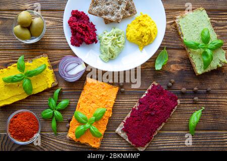 Assortiment de hors-d'œuvre de houmous, en-cas arabe savoureux sur table rustique en bois, vue sur le dessus. Plat arabe traditionnel et israélien. Banque D'Images