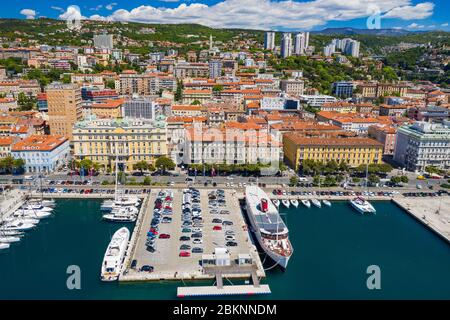 Croatie, ville de Rijeka, vue panoramique aérienne du centre-ville, port de plaisance et port de drone Banque D'Images