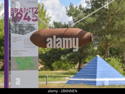 05 mai 2020, Brandebourg, Cottbus: Une bombe aérienne de la Seconde Guerre mondiale a été accrochée dans le parc comme une installation d'art et fait partie de l'exposition spéciale 'Branitz 1945. L'exposition traite pour la première fois 75 ans après la fin de la guerre du sort du patrimoine princier à et après 'zéro heure'. Il fait état de la destruction, de l'expulsion de la famille Pückler et de la sauvegarde des œuvres d'art. il va à la recherche de traces et raconte les premiers gens de musée et les gardes du parc, du pillage et de la provenance et des lapins et des concombres dans le parc princier. « Branitz 1945 » est une spécification Banque D'Images