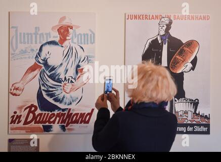 05 mai 2020, Brandebourg, Cottbus: Des affiches peuvent être vues à la presse dans l'aperçu de l'exposition spéciale 'Branitz 1945: Le patrimoine princier à zéro heure' dans le Marstallhof. L'exposition traite pour la première fois 75 ans après la fin de la guerre du sort du patrimoine princier à et après 'Zero Hour'. Il fait état de la destruction, de l'expulsion de la famille Pückler et de la sauvegarde des œuvres d'art. il va à la recherche de traces et raconte les premiers gens de musée et les gardes du parc, du pillage et de la provenance et des lapins et des concombres dans le parc princier. 'Branitz 1945' est un e spécial Banque D'Images