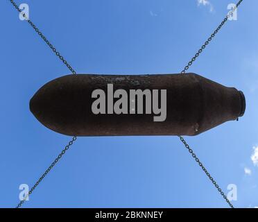 05 mai 2020, Brandebourg, Cottbus: Une bombe aérienne de la Seconde Guerre mondiale a été accrochée dans le parc comme une installation d'art et fait partie de l'exposition spéciale 'Branitz 1945. L'exposition traite pour la première fois 75 ans après la fin de la guerre du sort du patrimoine princier à et après 'zéro heure'. Il fait état de la destruction, de l'expulsion de la famille Pückler et de la sauvegarde des œuvres d'art. il va à la recherche de traces et raconte les premiers gens de musée et les gardes du parc, du pillage et de la provenance et des lapins et des concombres dans le parc princier. « Branitz 1945 » est une spécification Banque D'Images