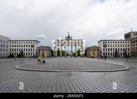 Berlin, Allemagne. 05e mai 2020. Il n'y a que quelques personnes sur Pariser Platz, en face de la porte de Brandebourg. En raison des mesures de lutte contre le virus corona, beaucoup moins de personnes sont en mouvement dans le centre-ville de Berlin. Credit: Christophe GATeau/dpa/Alay Live News Banque D'Images