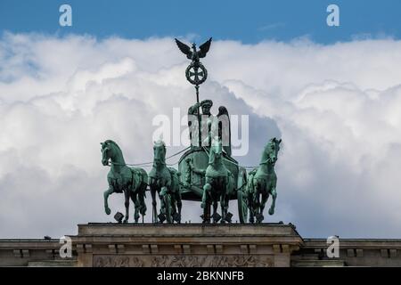 Berlin, Allemagne. 05e mai 2020. Des nuages se rassemblent derrière la quadriga à la porte de Brandebourg. Credit: Christophe GATeau/dpa/Alay Live News Banque D'Images