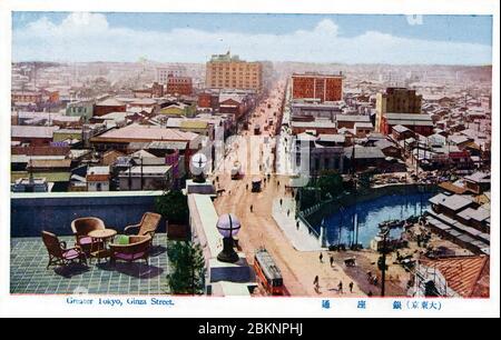 [ années 1920 Japon - Ginza, Tokyo ] — vue sur le pont de Kyobashi et Ginza du bâtiment de la Compagnie d'assurance vie mutuelle Dai-ichi (第一相互館) à Kyobashi, Tokyo. carte postale vintage du xxe siècle. Banque D'Images