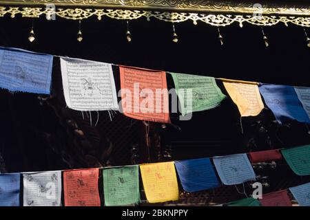 drapeaux de prière à l'extérieur d'un temple bouddhiste Banque D'Images