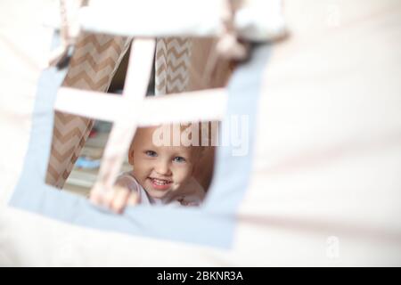 Le wigwam des enfants pour un garçon beige. Dans la pépinière. Banque D'Images