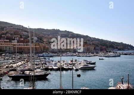 Porto Santo Stefano, Italie - 9 août 2008 : le port avec les bateaux et le village Banque D'Images