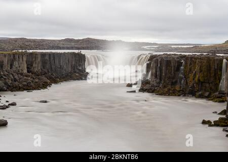 Longue exposition de la cascade Selfoss dans le canyon de Jökulsárgljúfur en amont de la plus célèbre cascade de Dettifoss, au nord de l'Islande. Banque D'Images