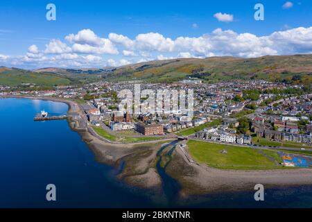 Vue aérienne de la ville côtière de Largs dans le nord de l'Ayrshire, en Écosse, au Royaume-Uni Banque D'Images