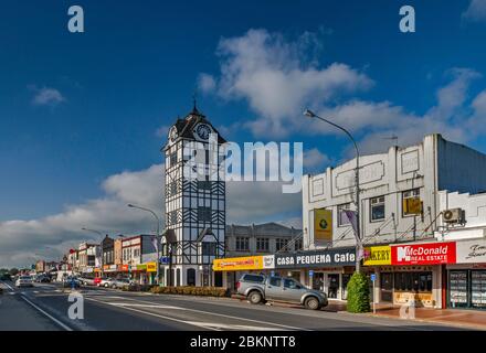 Boutiques, horloge Glockenspiel sur Broadway à Stratford, région de Taranaki, Île du Nord, Nouvelle-Zélande Banque D'Images