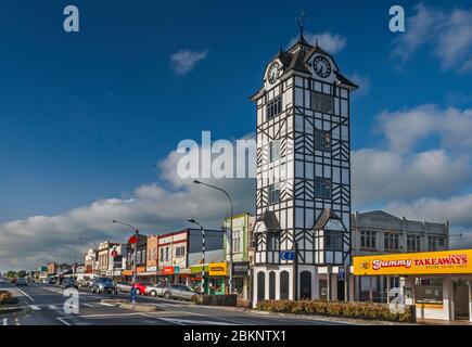 Boutiques, horloge Glockenspiel sur Broadway à Stratford, région de Taranaki, Île du Nord, Nouvelle-Zélande Banque D'Images