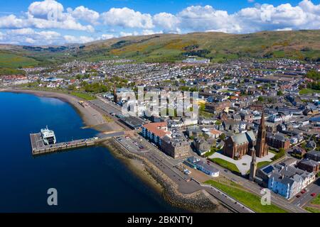 Vue aérienne de la ville côtière de Largs dans le nord de l'Ayrshire, en Écosse, au Royaume-Uni Banque D'Images