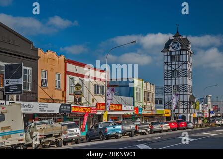 Boutiques, horloge Glockenspiel sur Broadway à Stratford, région de Taranaki, Île du Nord, Nouvelle-Zélande Banque D'Images